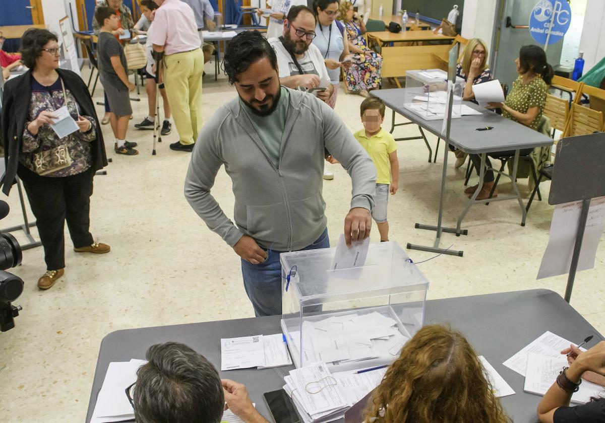 El número uno de Se acabó la fiesta a las elecciones europeas, Alvise Pérez, ejerce su derecho al voto en Sevilla el pasado domingo.