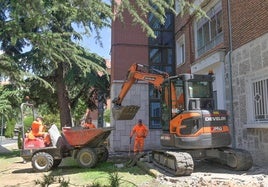 Los operarios trabajan junto a una de las fachadas de los edificios afectados por las filtraciones.