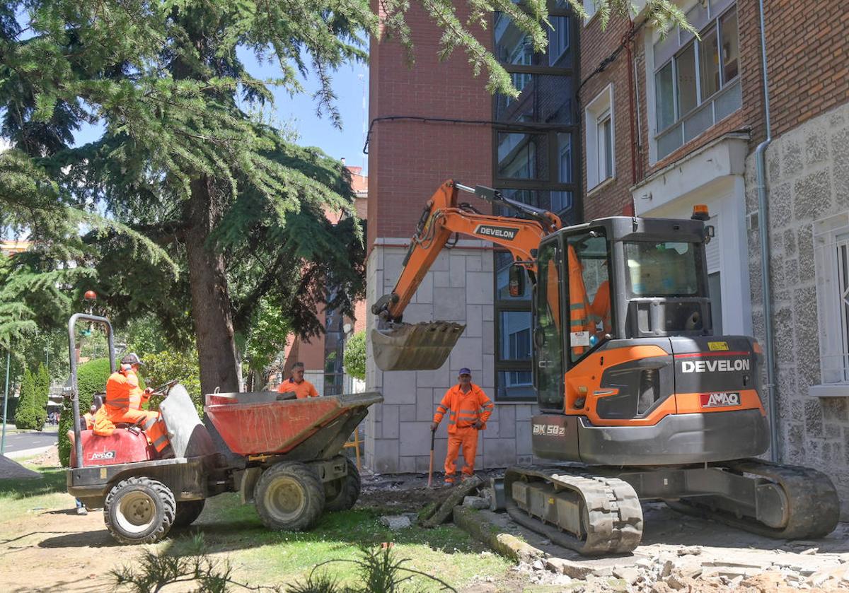 Los operarios trabajan junto a una de las fachadas de los edificios afectados por las filtraciones.