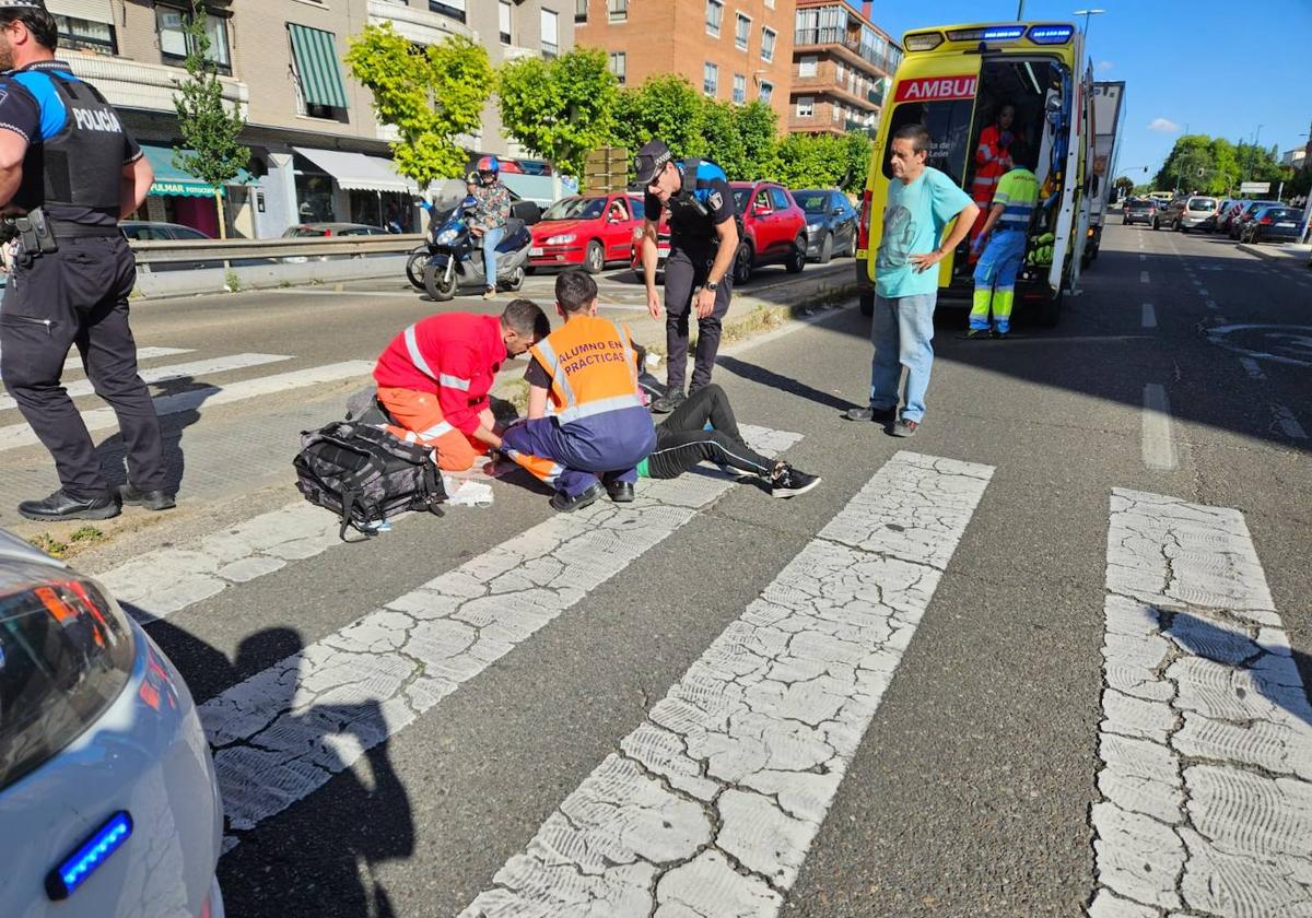 La mujer es atendida por las emergencias.