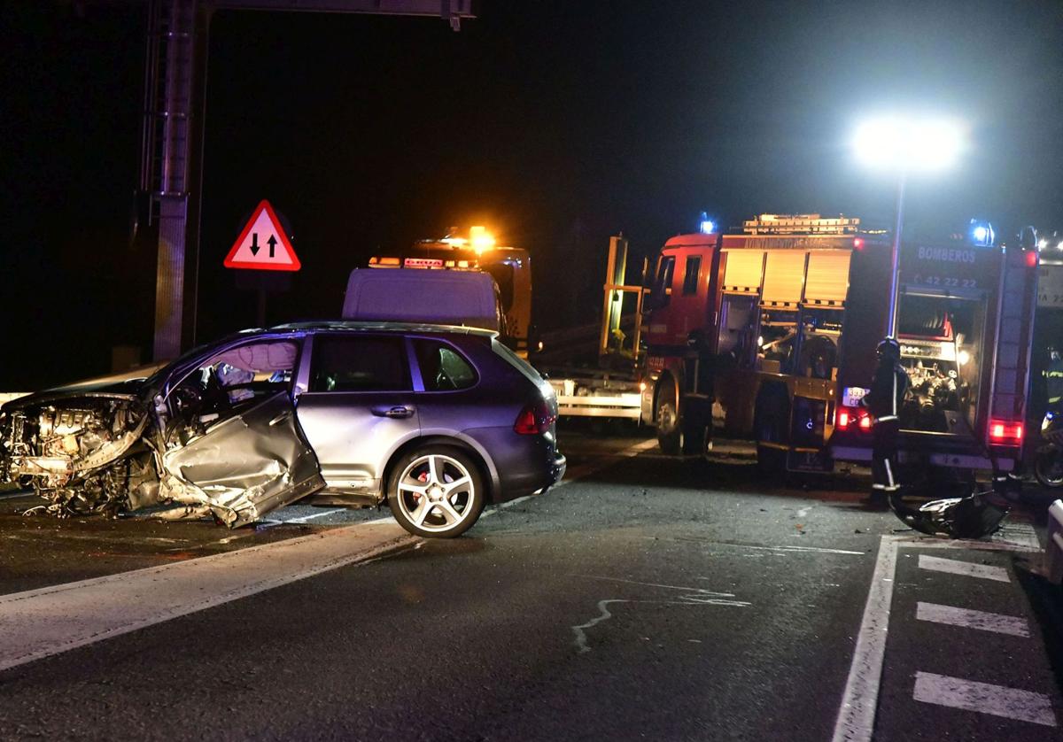 Imagen de archivo de efectivos de Emergencias y un coche accidentado durante la noche en la AP-61.