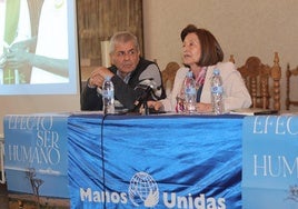 Gloria Díez Escribano, con el sacerdote comboniano Longinos López, hoy en la asamblea.