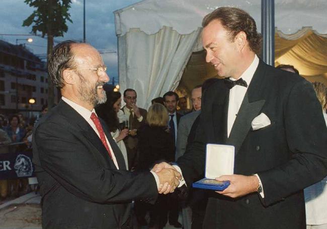 Javier León de la Riva entrega una medalla a Bertín Osborne en Parque Alameda.