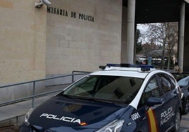 Coches patrulla ante la Comisaría de la Policía Nacional en Segovia.