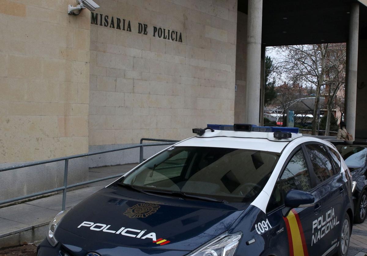 Coches patrulla ante la Comisaría de la Policía Nacional en Segovia.