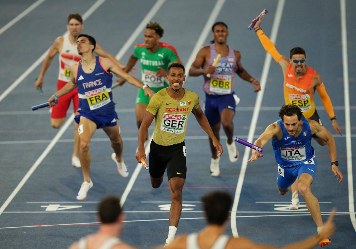 Óscar Husillos, a la derecha detrás del corredor de Italia, durante la prueba del relevo 4x400 masculino en el Europeo de Roma.