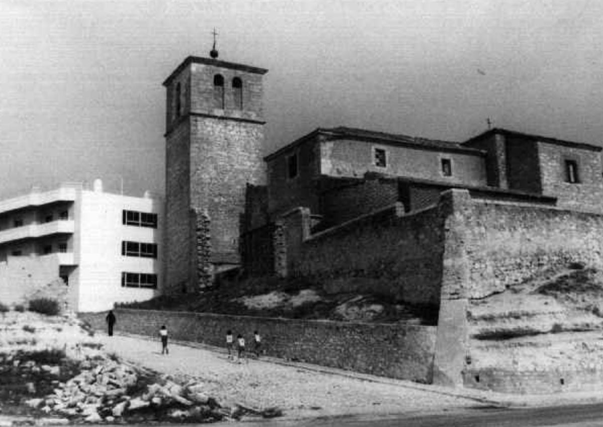 Imagen secundaria 1 - Arriba, parte del Manifiesto redactado por Rodríguez Bachiller en 1936 y enviado a Largo Caballero. Abajo, parroquia de Montemayor de Pililla, donde nació el filósofo, y libro de poesía de su mujer.