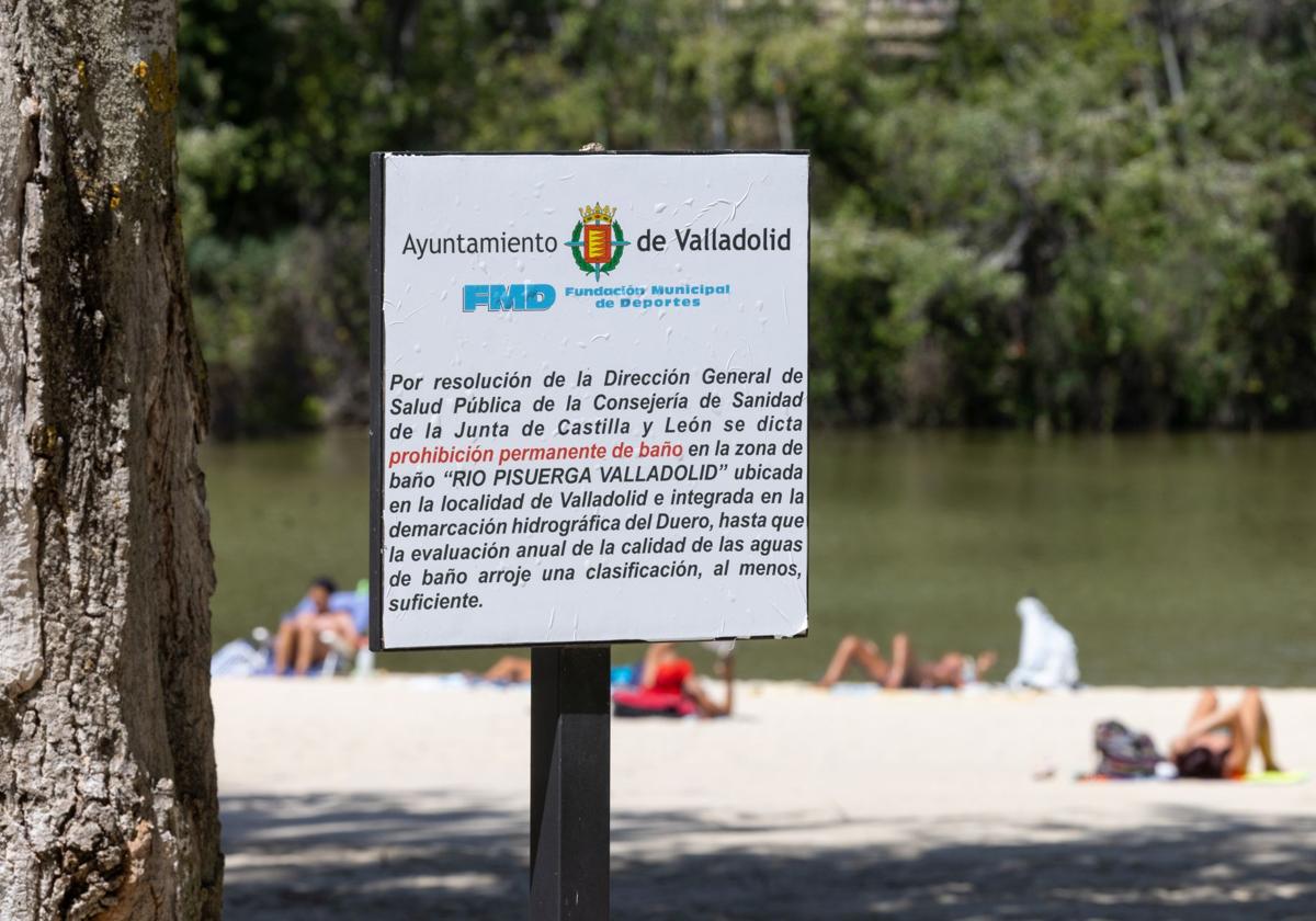 Cartel de prohibición del baño del verano pasado, en agosto de 2023.