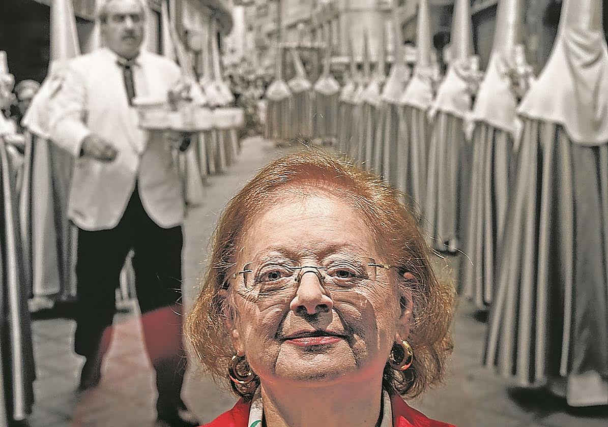 La autora, junto a las 'Damas de la Virgen' que retrató en Morella en 1976.