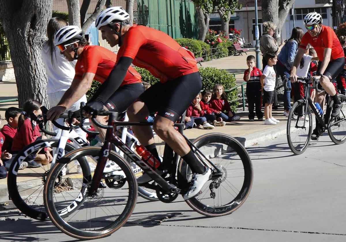 Pedro Delgado y Miguel Induráin, juntos, encabezan el pelotón a la salida de la marcha.