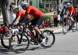 Pedro Delgado y Miguel Induráin, juntos, encabezan el pelotón a la salida de la marcha.