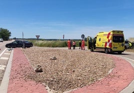 Uno de los coches accidentados junto a una ambulancia de soporte vital básico.