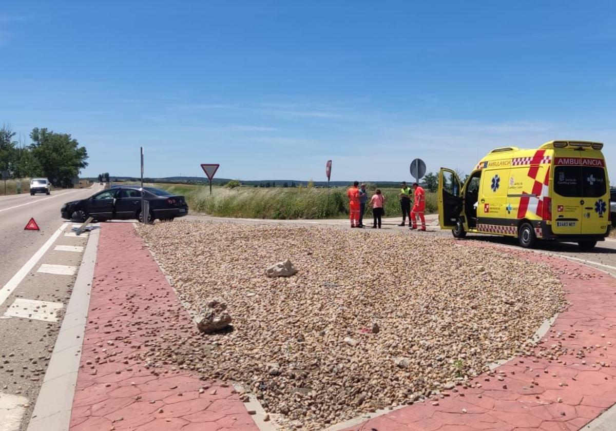 Uno de los coches accidentados junto a una ambulancia de soporte vital básico.