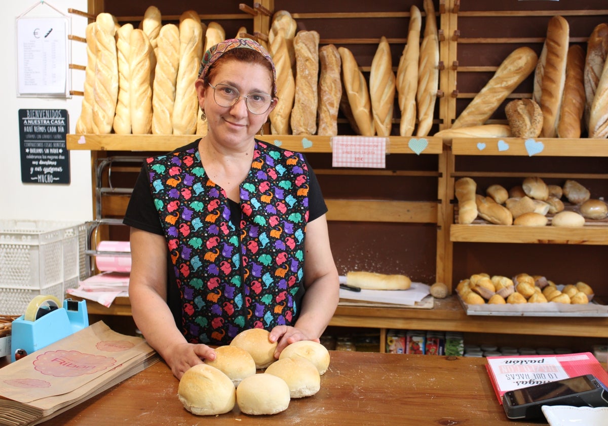 Ana María Ribón, gerente de la Panadería Pastelería Ribón, junto a los avisillos