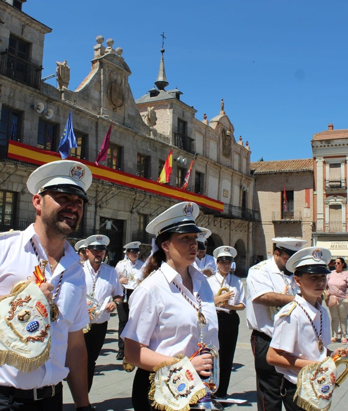 Imagen secundaria 2 - Imágenes de la procesión de San Antonio en Medina del Campo 