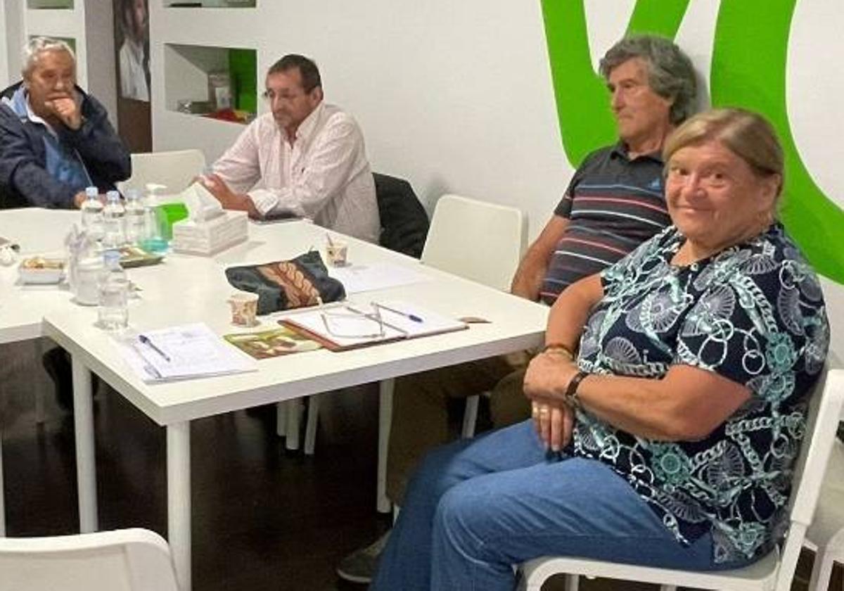 Lourdes Álvarez de Mon, con otros compañeros de Vox en la sede del partido en Palencia.