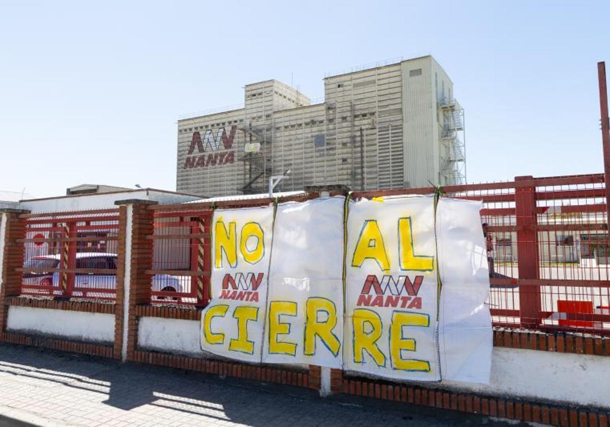 Pancarta contra el cierre de Nanta en la fábrica de Tudela.