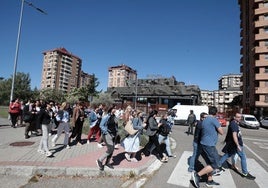 Trabajadores de Intrum frente a la sede de la empresa.