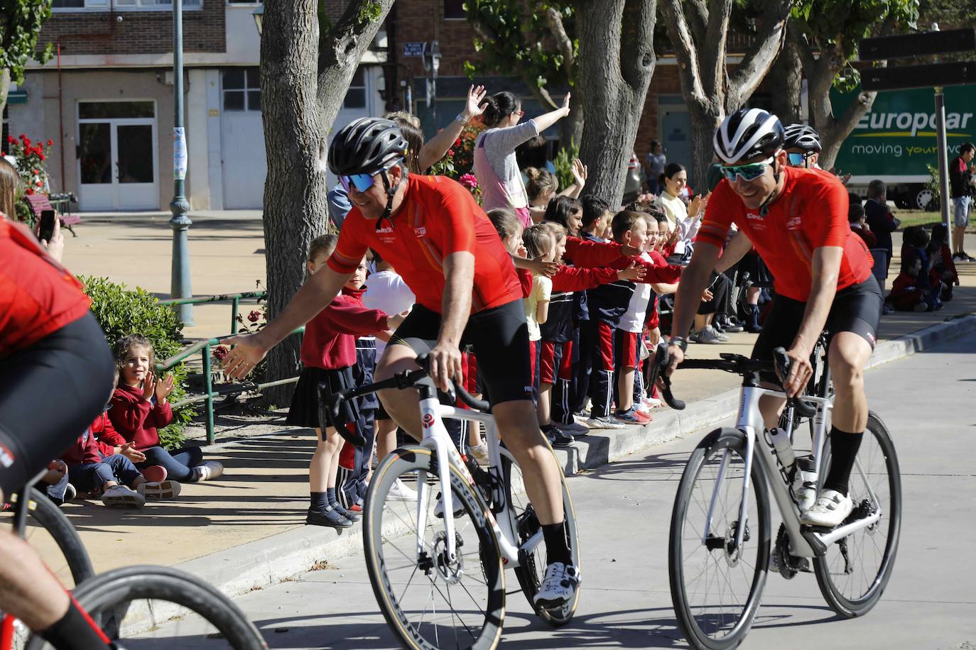 Las imágenes de la visita a Peñafiel de la Vuelta Ciclista