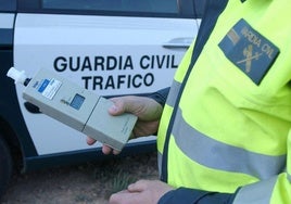 Un guardia, con un alcoholímetro preparado para un control.