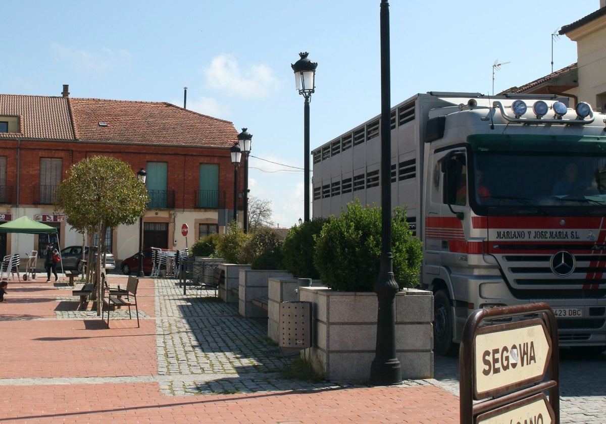 Un camión atraviesa el casco urbano de Cantimpalos.