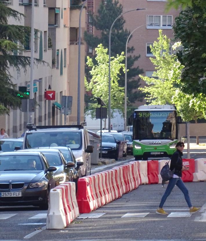 Imagen secundaria 2 - Arriba, vehículos parados antes del cruce de Ciudad de la Habana con José Garrote Tebar. Debajo, a la izquierda, colas de vehículos en el mismo punto. A la derecha. el carril cortado en José Garrote Tebar en sentido de salida del barrio hacia Ciudad de la Habana.