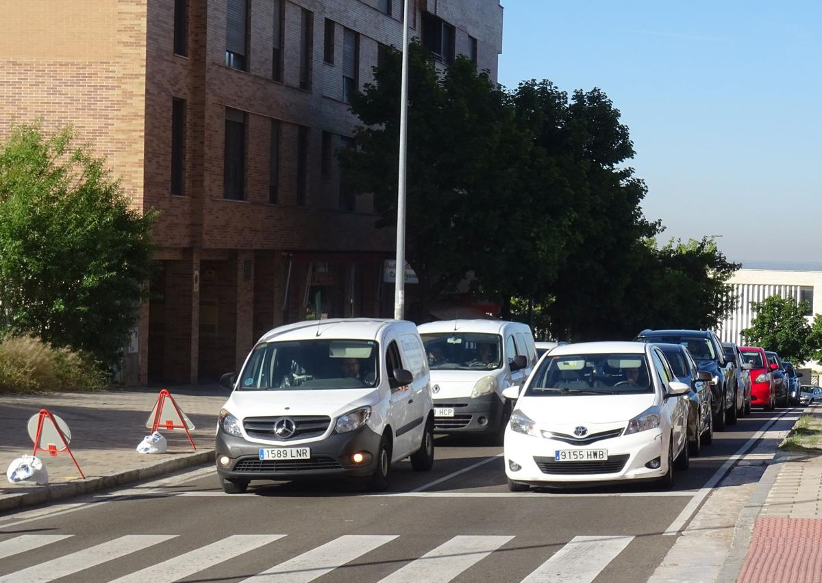 Imagen secundaria 1 - Arriba, vehículos parados antes del cruce de Ciudad de la Habana con José Garrote Tebar. Debajo, a la izquierda, colas de vehículos en el mismo punto. A la derecha. el carril cortado en José Garrote Tebar en sentido de salida del barrio hacia Ciudad de la Habana.