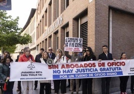 Protesta de los abogados de oficio frente al ICAVA.