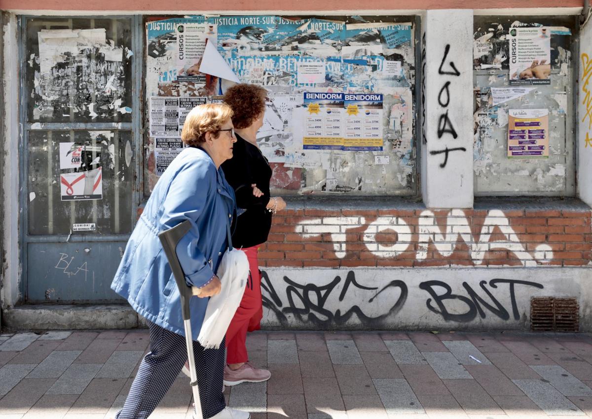 Imagen secundaria 1 - Arriba, bajo de gran tamaño sin actividad en el Paseo de Zorrilla. Debajo, dos mujeres pasan ante un local cerrado en la calle Soto (i) y esquina vacía en la calle Nebrija.
