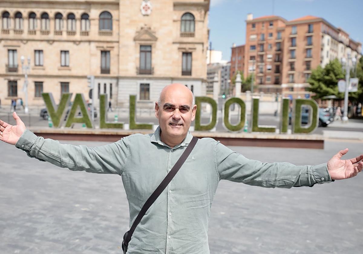 Juan Carlos Pastor posa delante de las letras de Valladoldi esta semana.
