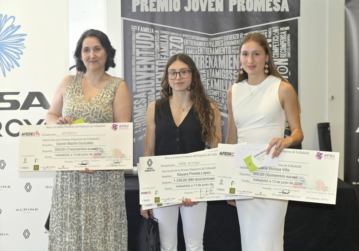 Nayara Pineda, en el centro, escoltada por la madre de Dani Martín (izquierda), y María Viciosa.