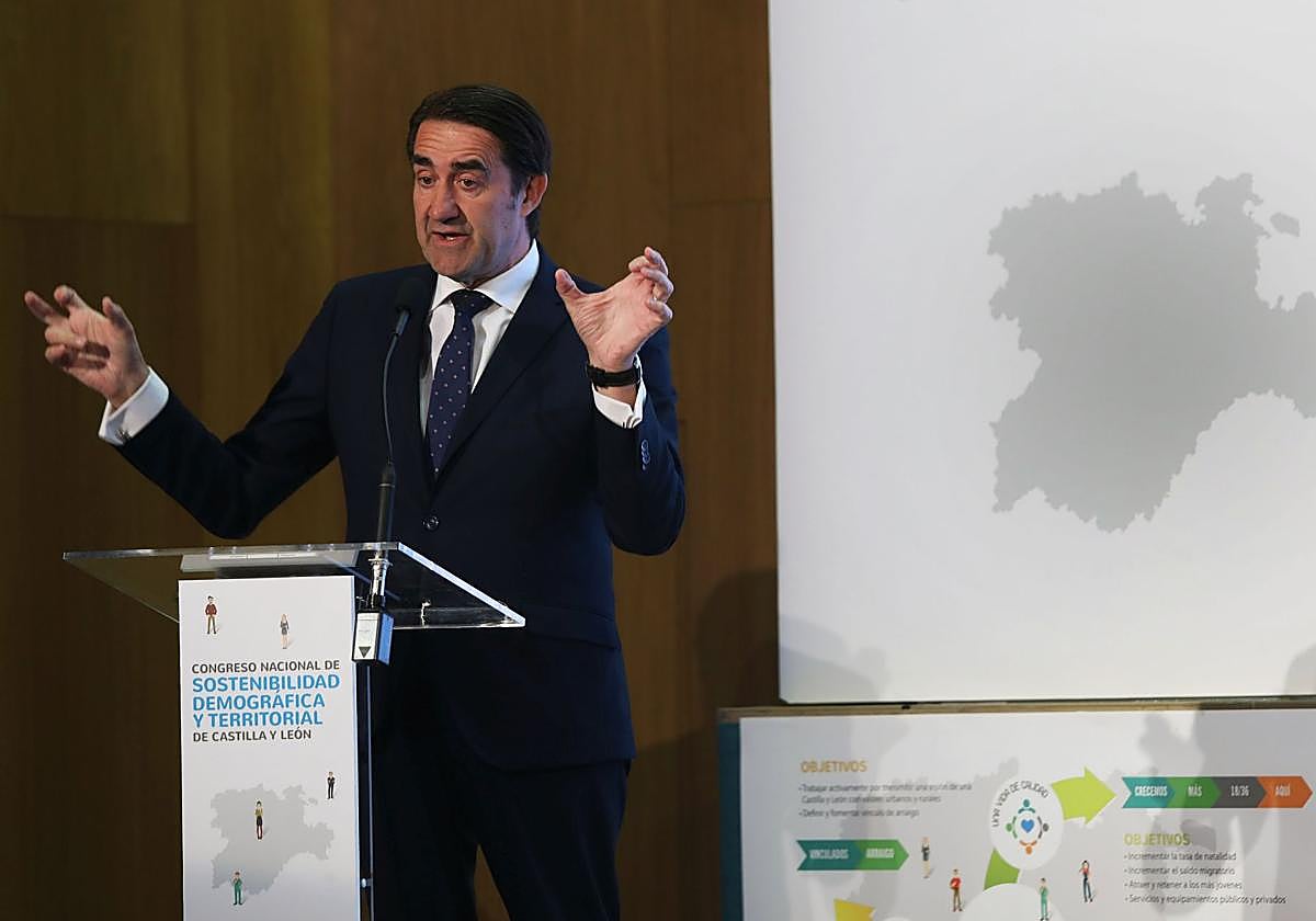 El consejero de Medio Ambiente, Vivienda y Ordenación del Territorio, Juan Carlos Suárez-Quiñones, este jueves en el congreso.