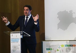 El consejero de Medio Ambiente, Vivienda y Ordenación del Territorio, Juan Carlos Suárez-Quiñones, este jueves en el congreso.