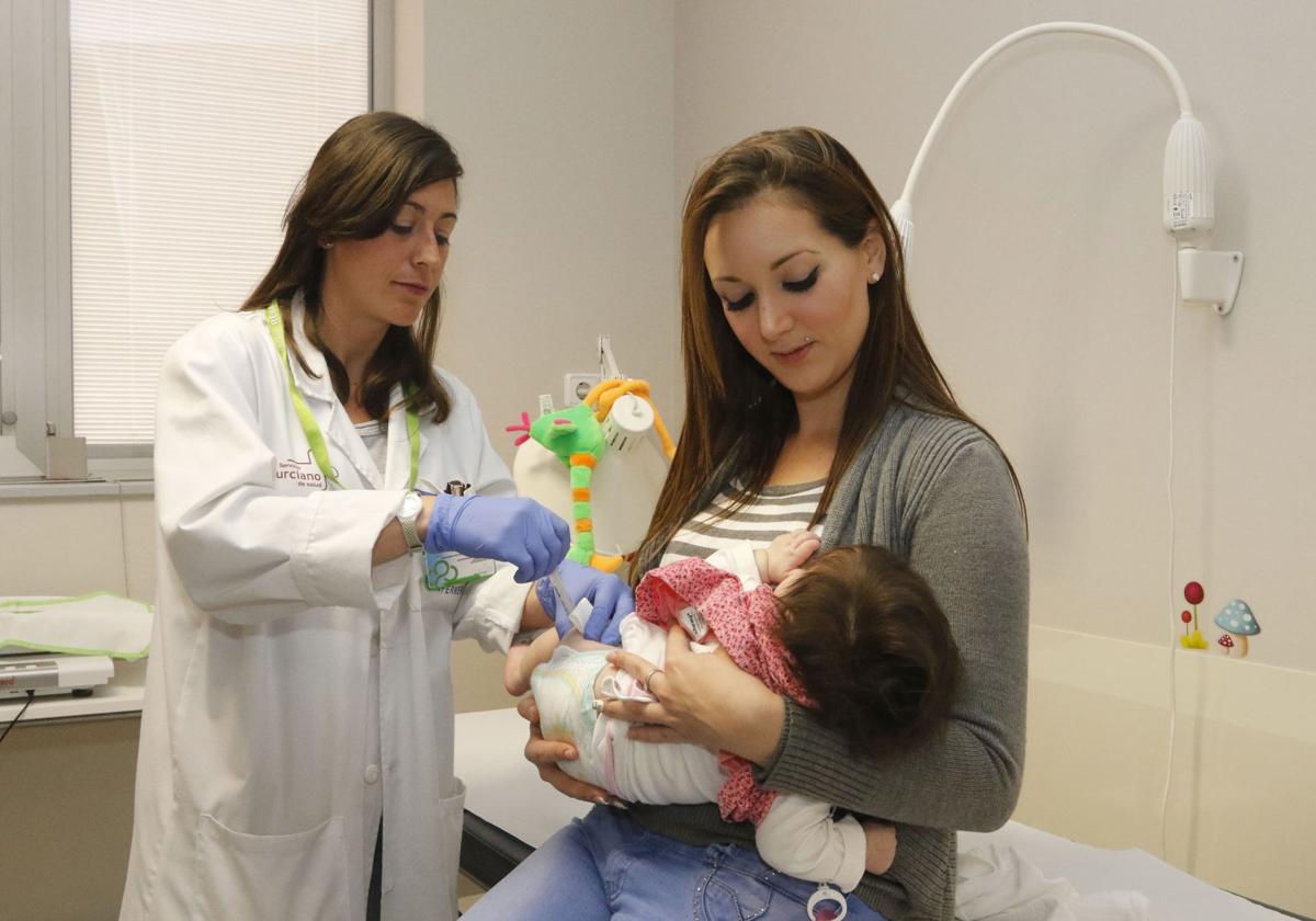 Vacunación contrra la varicela de un bebé en un centro de salud.