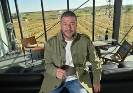 Vicente Pliego, en la sala de cata de su bodega Pinea, en la DO Ribera del Duero.