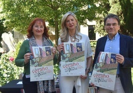 Irene Carvajal, centro, y Pedro Ojeda, en la presentación de la programación estival de la Casa de Zorrilla.