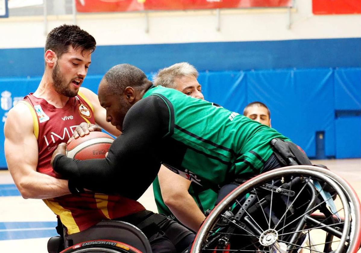 Quiles, a la izquierda, pelea por un balón con un rival.