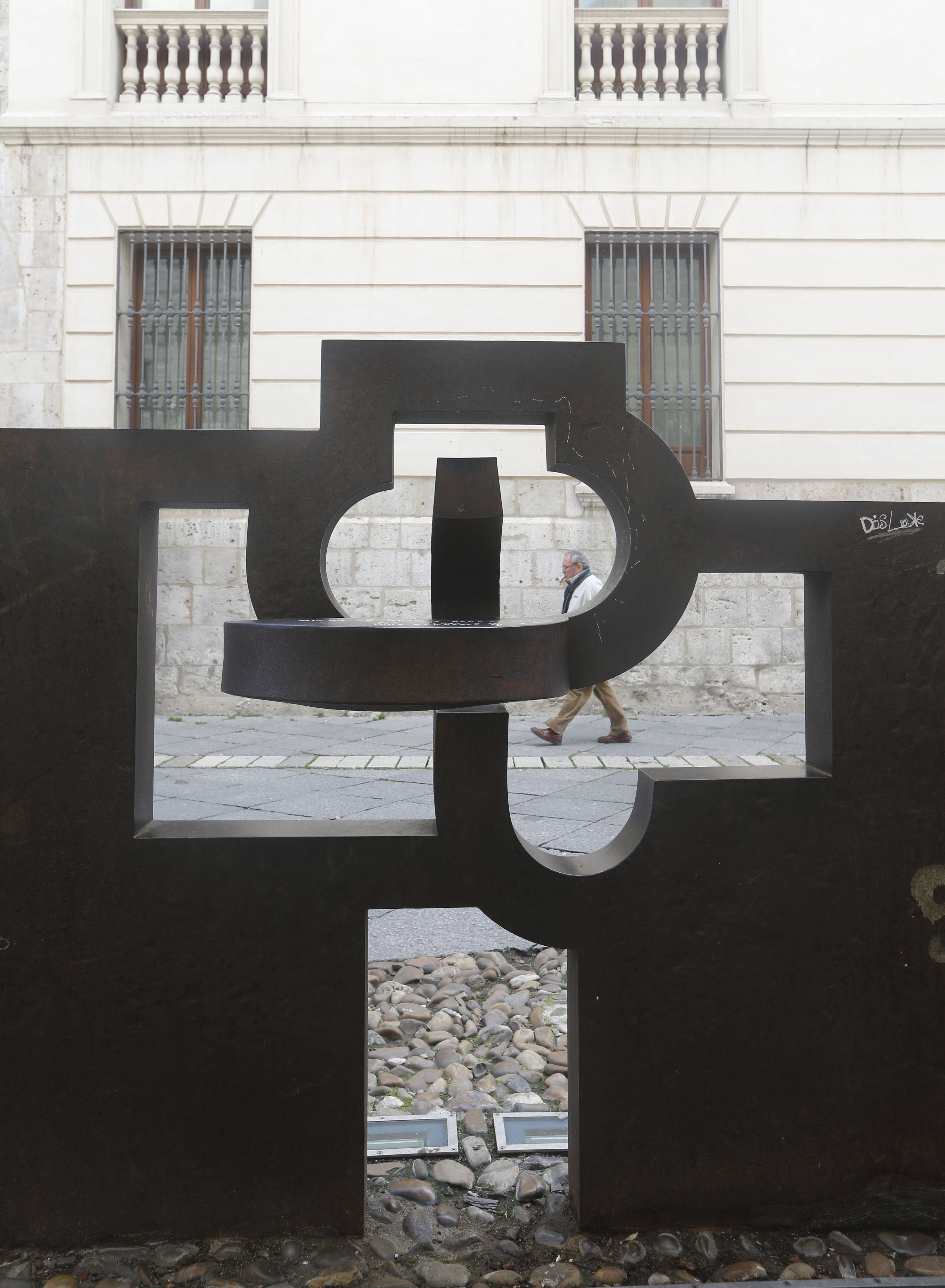 Escultura en honor de Jorge Guillén elaborada por Chillida e instalada en Valladolid.