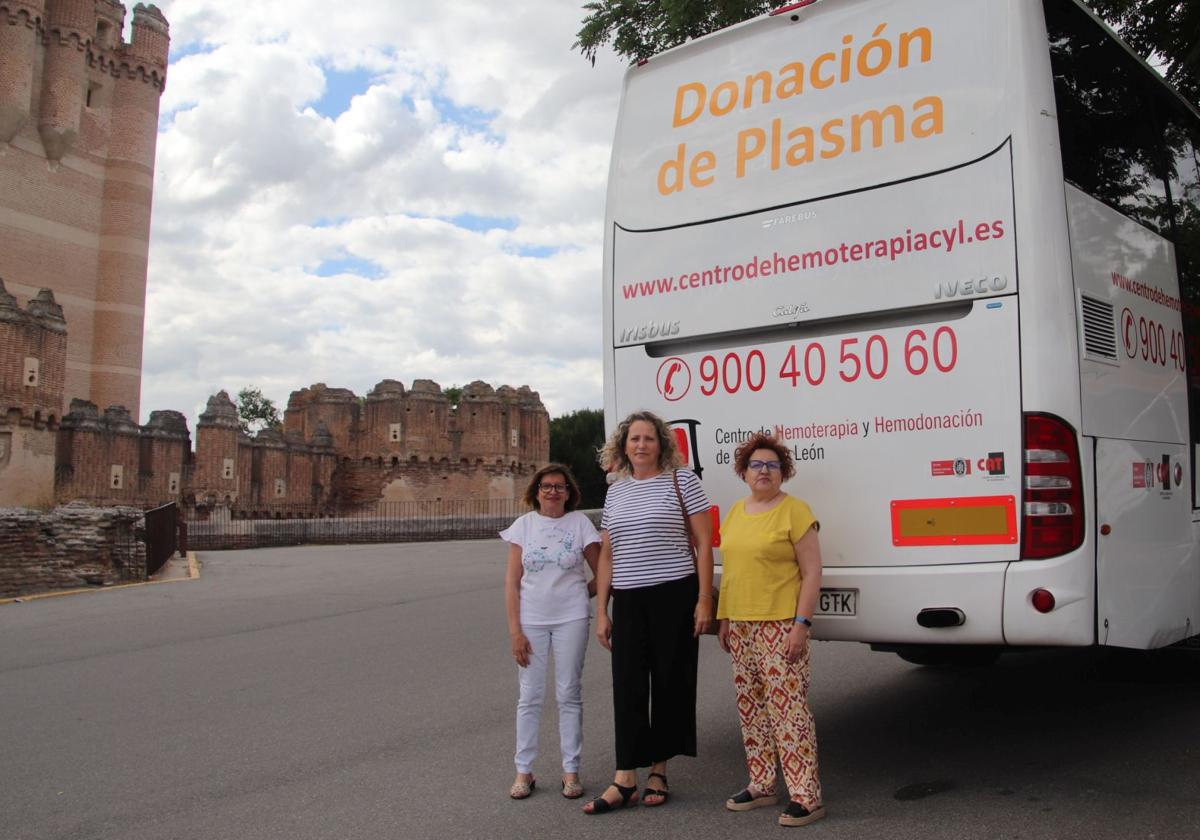 Las delegadas locales de la Hermandad de Donantes en Coca, junto a una de las voluntarias que donó plasma este viernes en Coca, Laura González (centro).