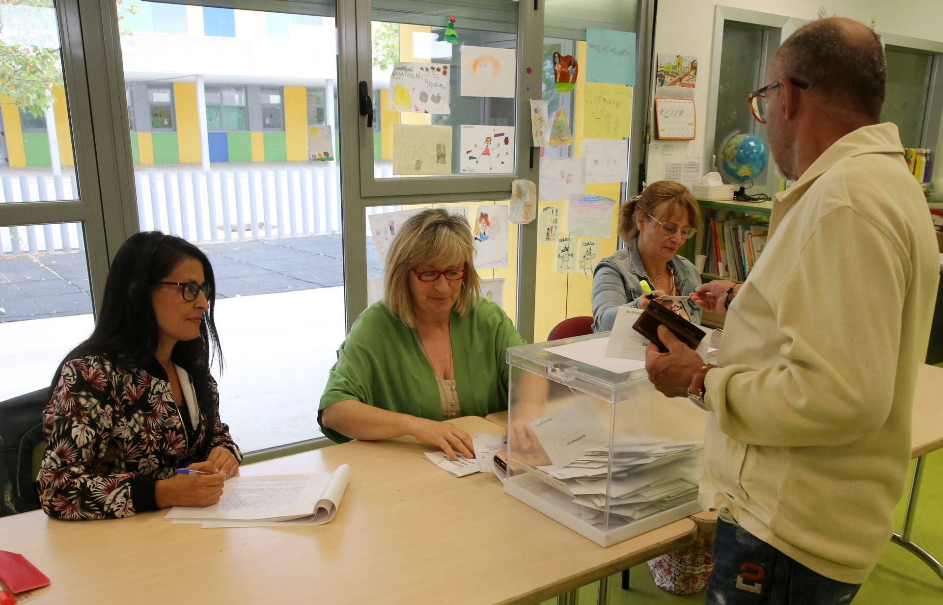 Mesa instalada en San Cristóbal de Segovia durante las elecciones europeas del 9 de junio.