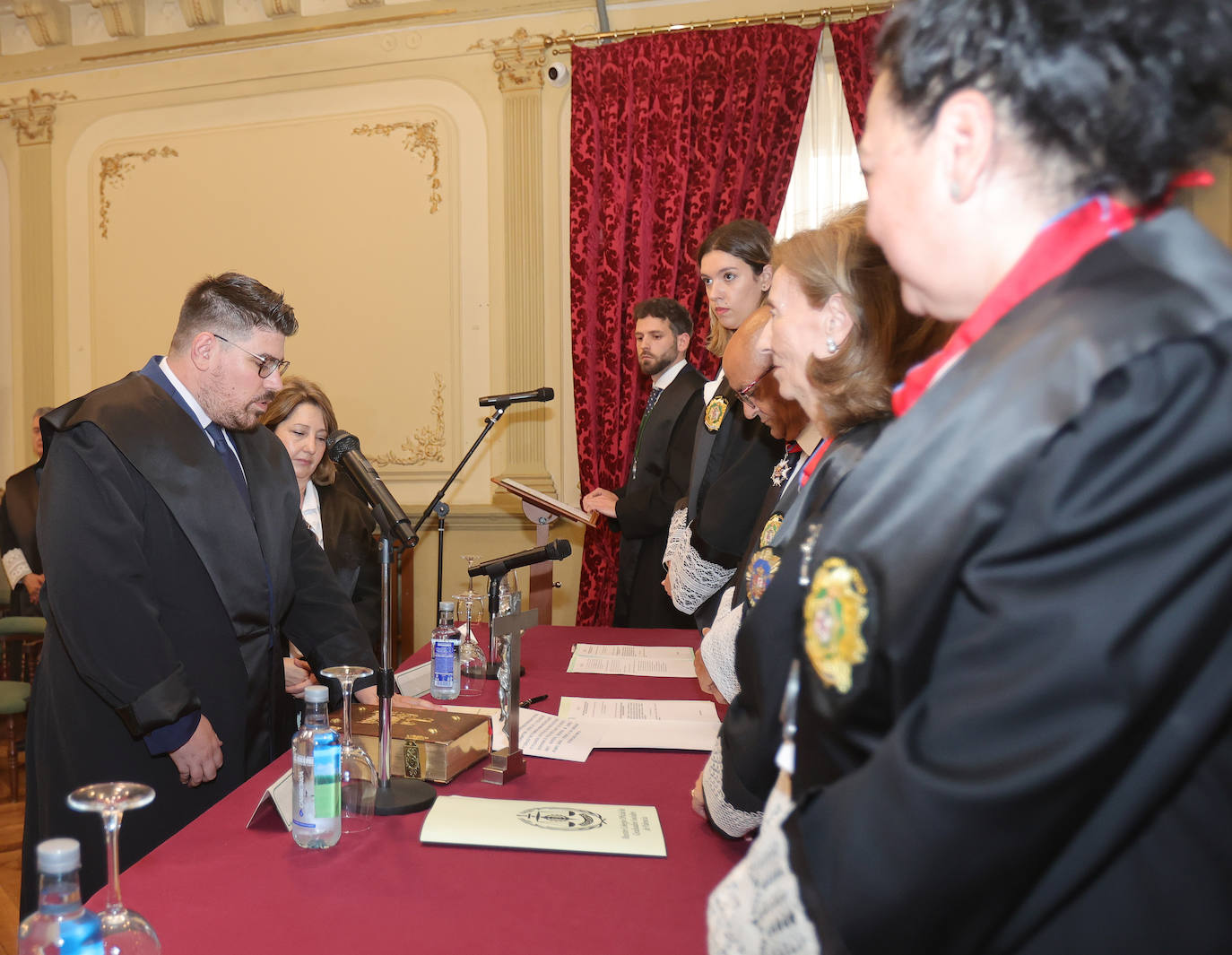 Jura de cargos y distinciones entre los graduados sociales