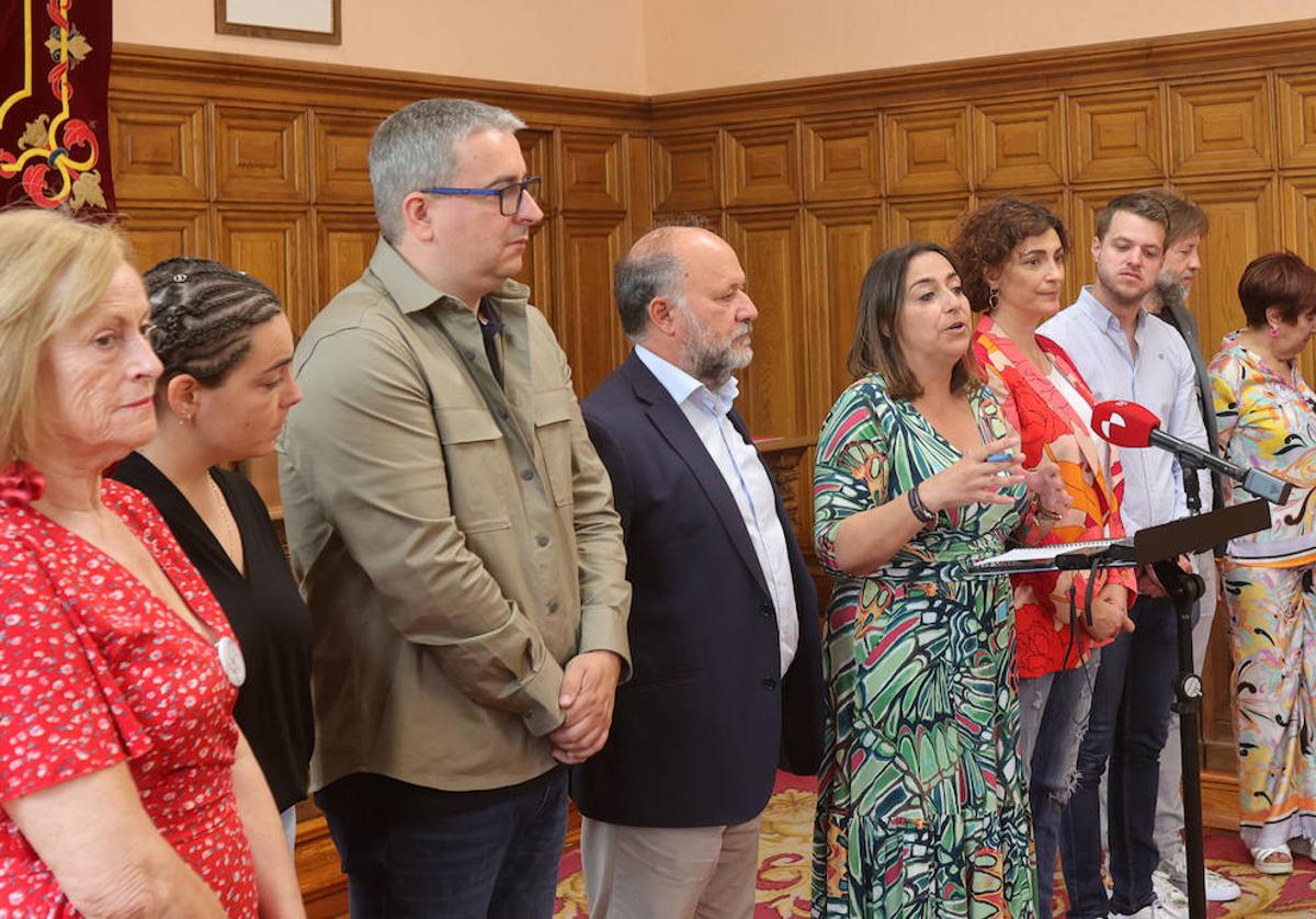 Miriam Andrés ofrece una rueda de prensa, arropada por sus nueve concejales.