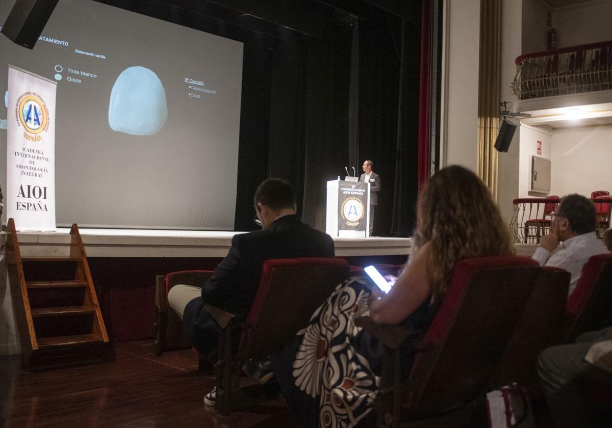 Una de las ponencias del congreso internacional de odontología, en el teatro Juan Bravo.