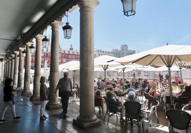 Una de las terrazas de los bares instalados en los soportales de la Plaza Mayor de Valladolid.