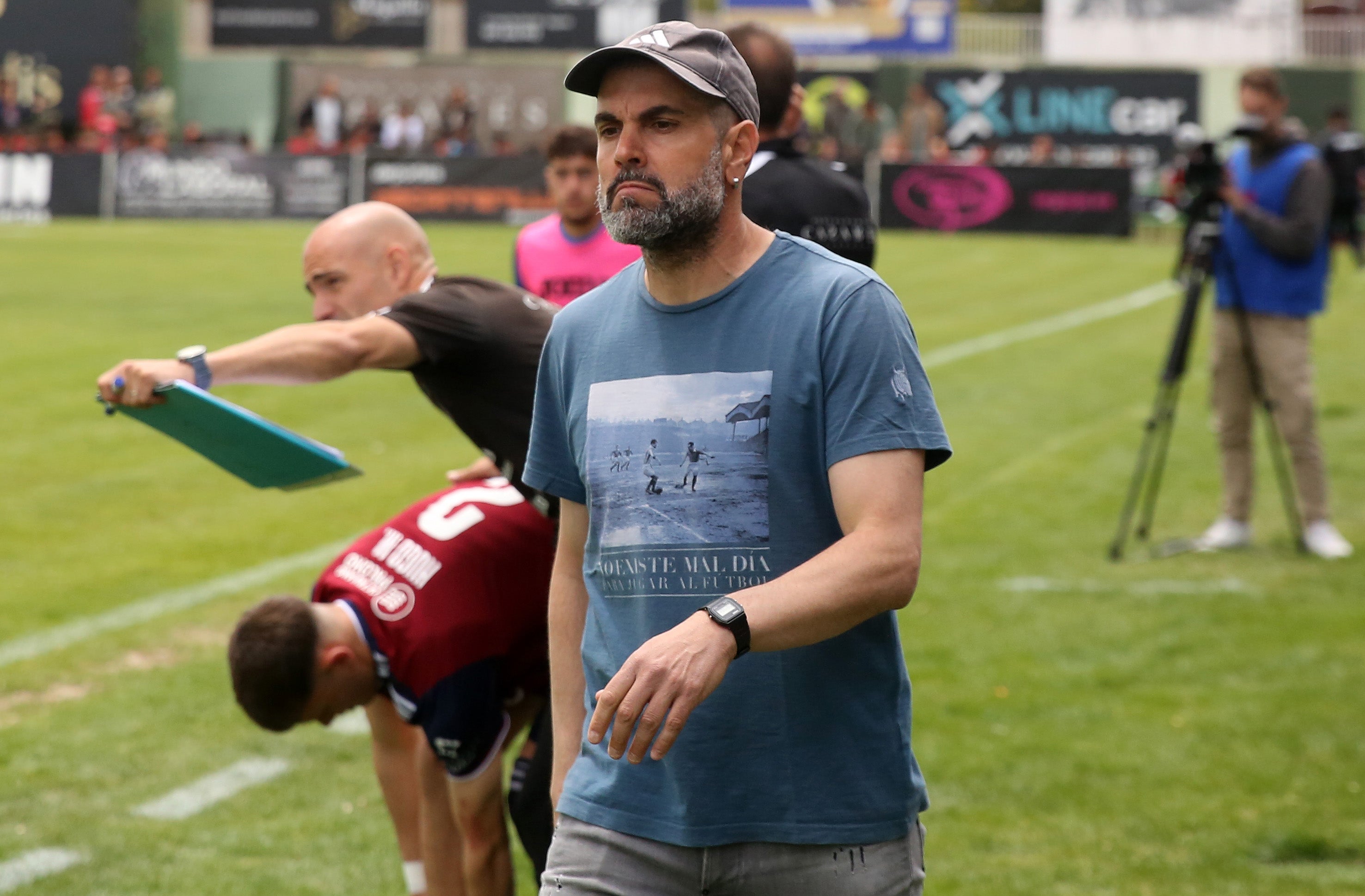 Ramsés Gil camina por la banda de La Albuera durante la mañana del ascenso a Primera RFEF.