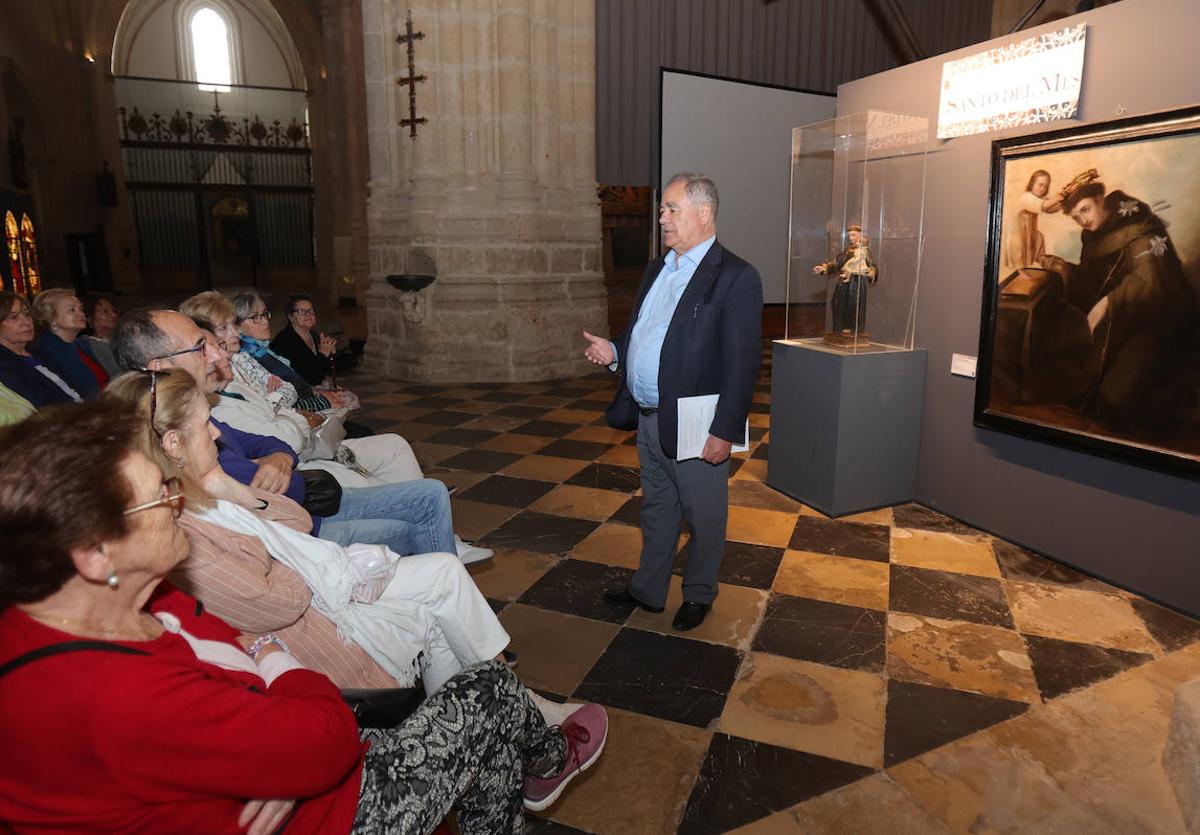 José Luis Calvo Calleja explica al público 'La pieza del mes'.