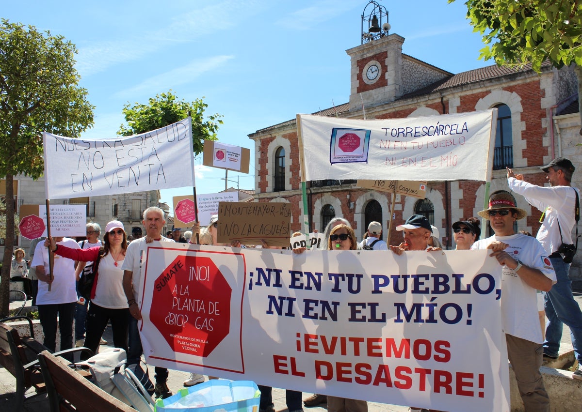 Imagen secundaria 1 - Imágenes de los manifestantes en Montemayor de Pililla 