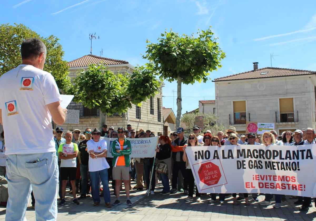 Manifestantes en la Plaza Mayor de Montemayor de Pililla