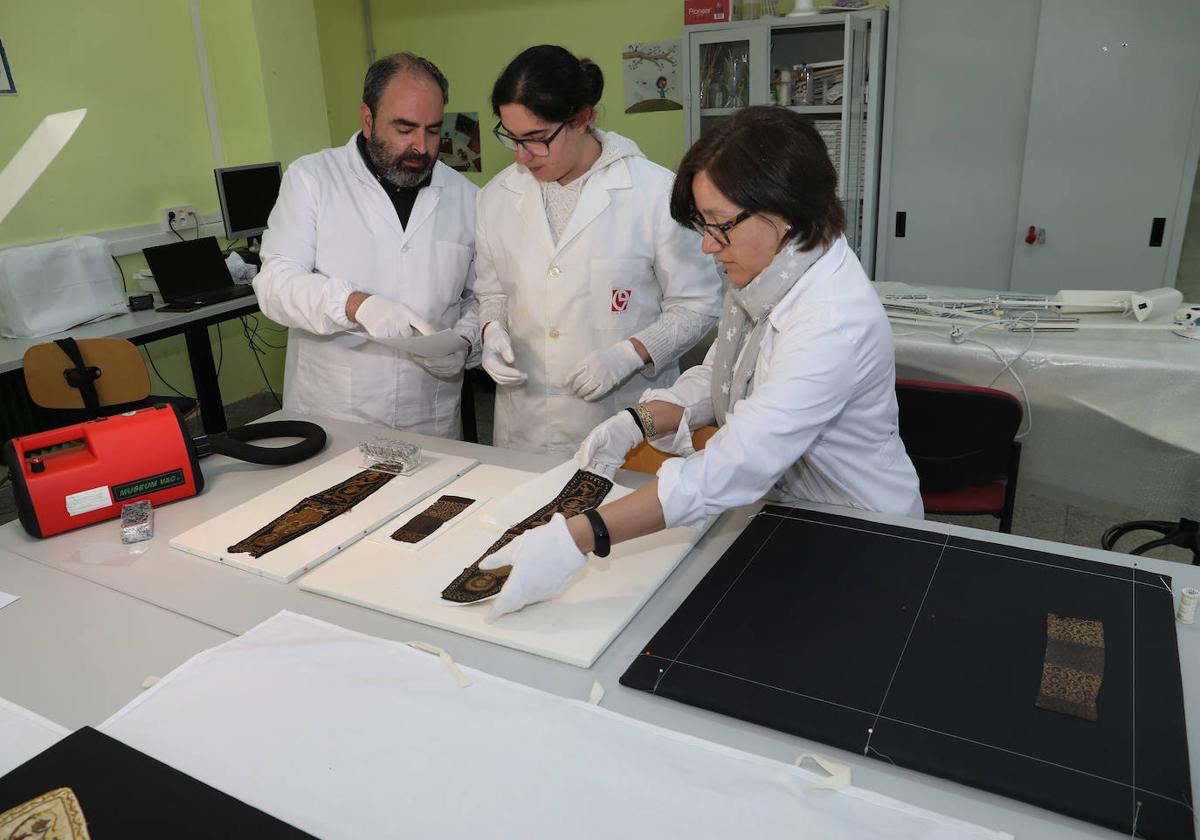 La profesora Cristina Quijada coloca sobre la mesa una pieza que colocan dos alumnos.