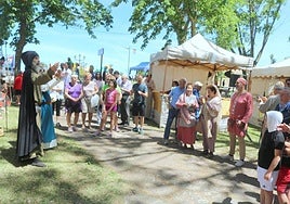 El Rey Recesvinto saluda a su llegada a la feria.
